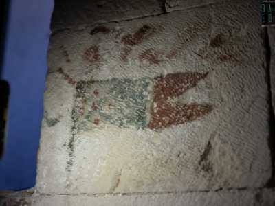 La direttrice ci invita per� a prestare attenzione ai muri in pietra, che qui �parlano�. Su una parete notiamo infatti un particolare affresco che pare assomigliare a un gonfalone con una croce, ma la cui origine e datazione sono incerte